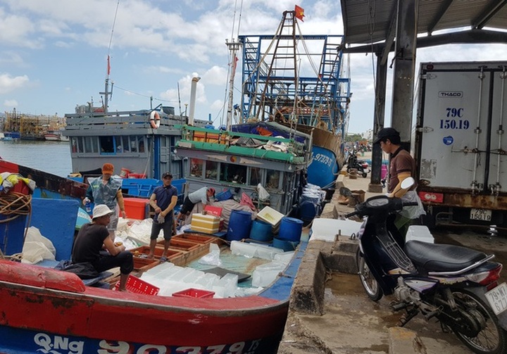 Fishermen head to the sea after storm - 1