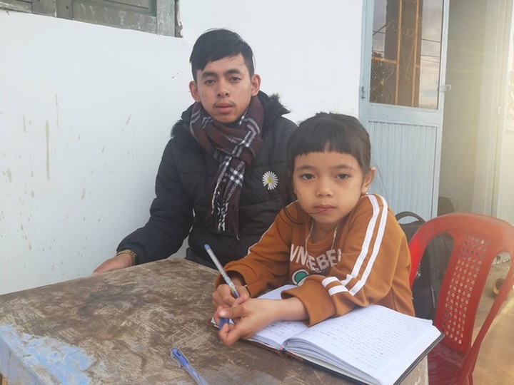 Orphaned brother and sister face uncertain future after mother dies - 1