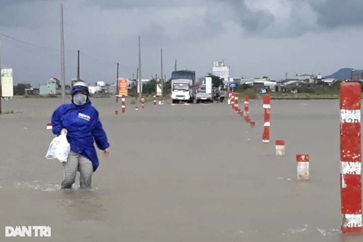 Serious flooding isolates residential areas in Binh Dinh - 4
