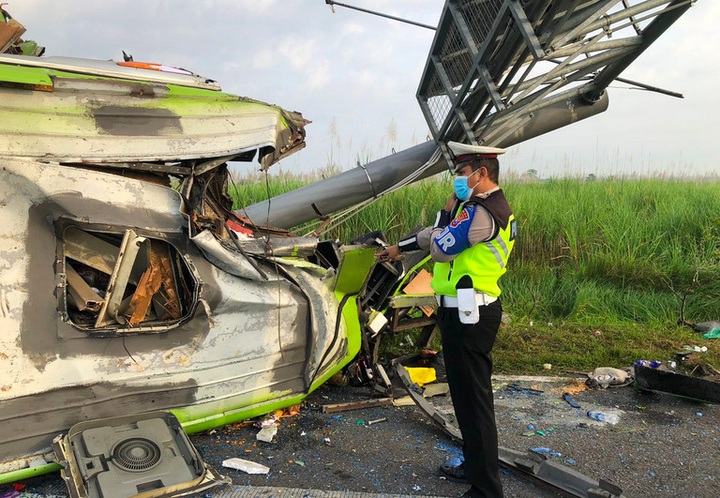 Indonesia tourist bus crash kills 14 - 1