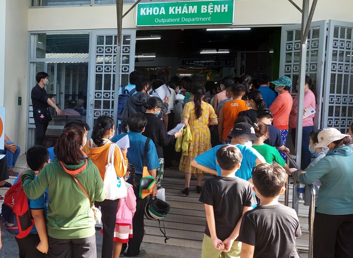People queue for fourth Covid-19 jab in HCM City - 1