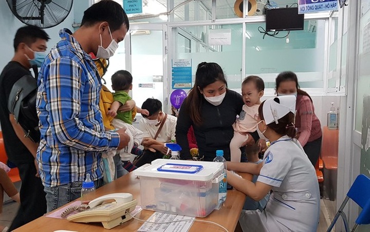 More health workers in HCM City quit jobs - 1