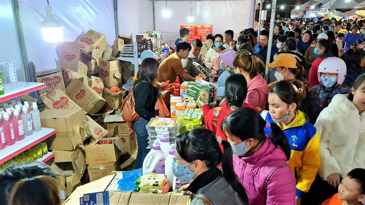 Danang holds Tet market for workers - 2