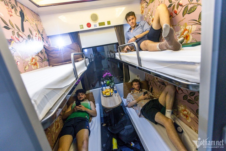 Hanoi-Da Nang high-quality train service launched - 11