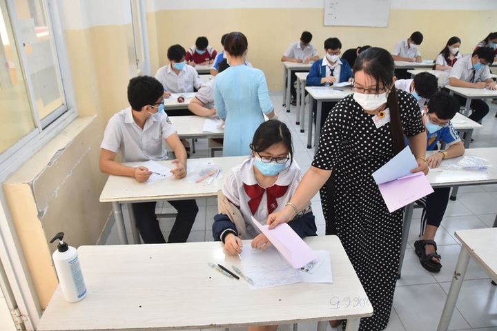 One million students sit high school graduation exams - 1 One million students sit high school graduation exams - 1