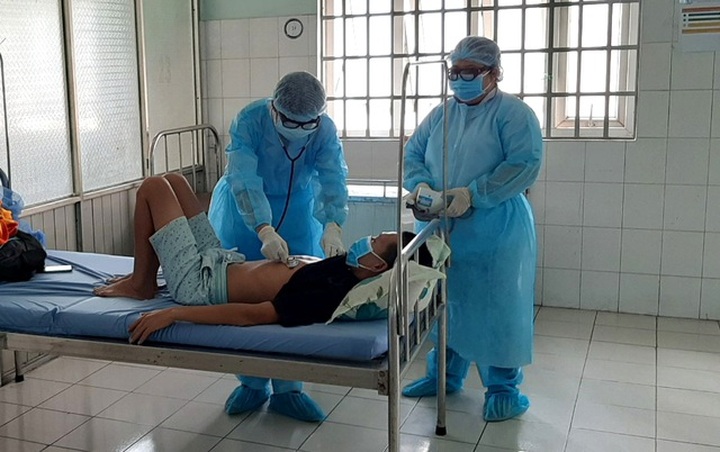 Two Chinese men escape Covid-19 quarantine site in Binh Duong - 1