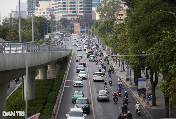 HCM City congested in post-Tet return to work - 7