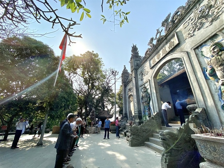 Tourists flock to Hùng Kings' Temple for festival - 1
