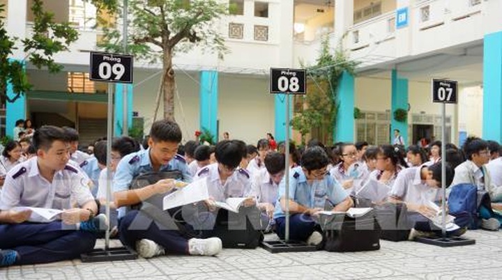 Private high schools in HCM City compete with each other to attract students - 1