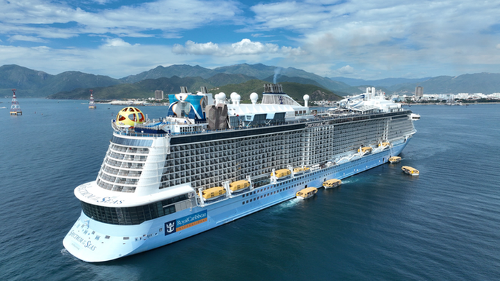 Cruise ship brings 4,000 visitors to Nha Trang - 1