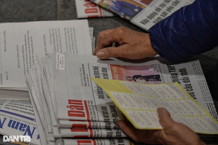 Hanoi’s early morning newspaper market - 6
