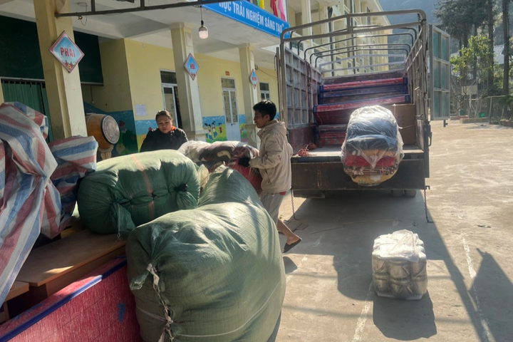 Dantri/Dtinews gives warm clothes to mountainous children - 2 Dantri/Dtinews gives warm clothes to mountainous children - 2
