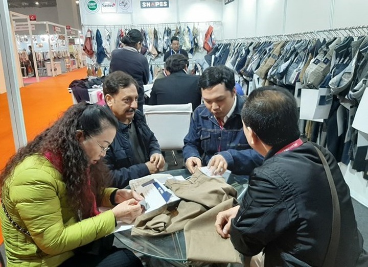 Vietnamese firms look for garment supplies in India - 1