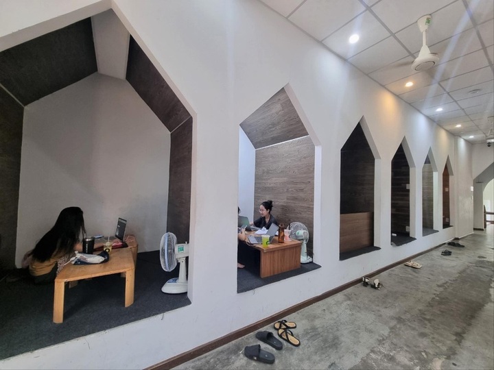 Danang coffee shops offer heat shelter - 1