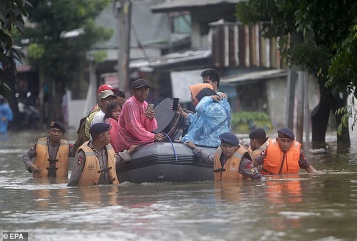 Nine dead after Indonesian capital hit by New Year flooding - 1 Nine dead after Indonesian capital hit by New Year flooding - 1