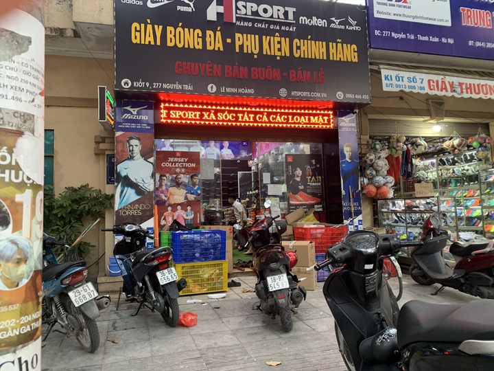Hanoi shops, restaurants in Hanoi prepare for 2022 World Cup - 1