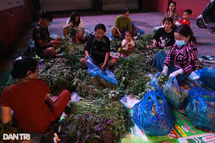 Grilled snakehead fish street busy for God of Wealth Day - 6