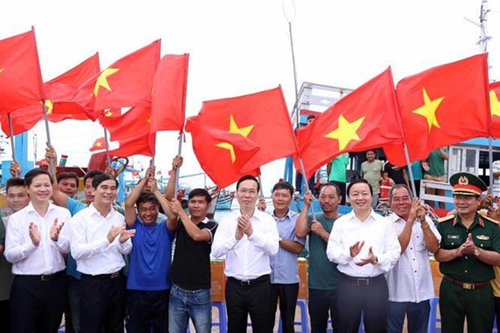 President pays working trip to Phu Quy island district - 1