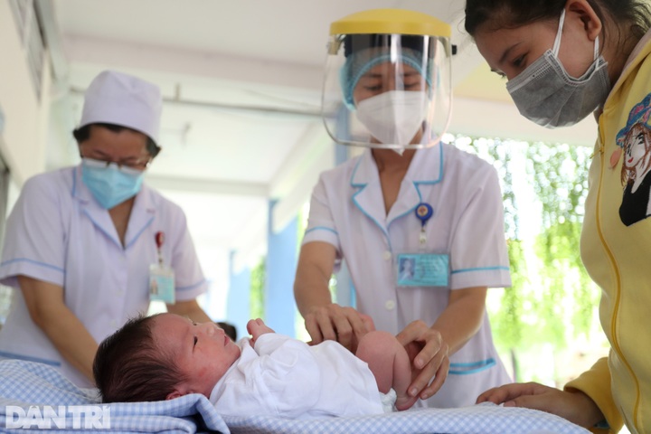 Newborns with Covid-19-infected mothers taken care by volunteers in HCM City - 8
