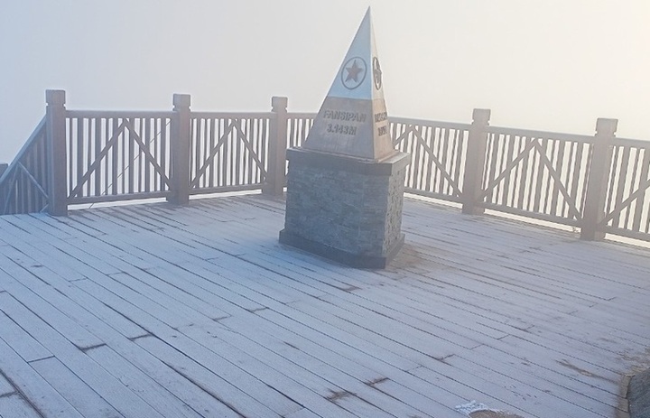 Mount Fansipan experiences snow - 1