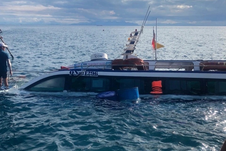 23 rescued from sinking vessel in central Vietnam - 1 23 rescued from sinking vessel in central Vietnam - 1