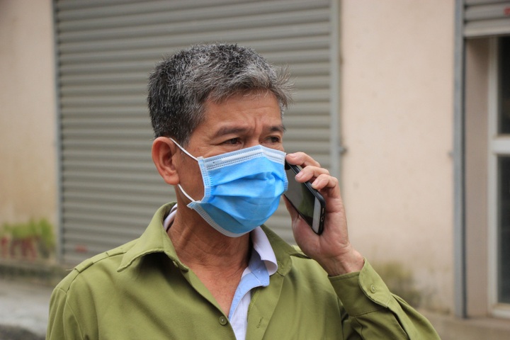 Family members supply food to lockdown Ha Loi Village - 2 Family members supply food to lockdown Ha Loi Village - 2