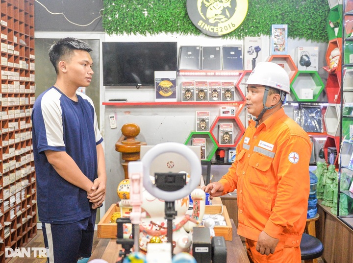Hanoi electricity staff patrol to call on power save - 3