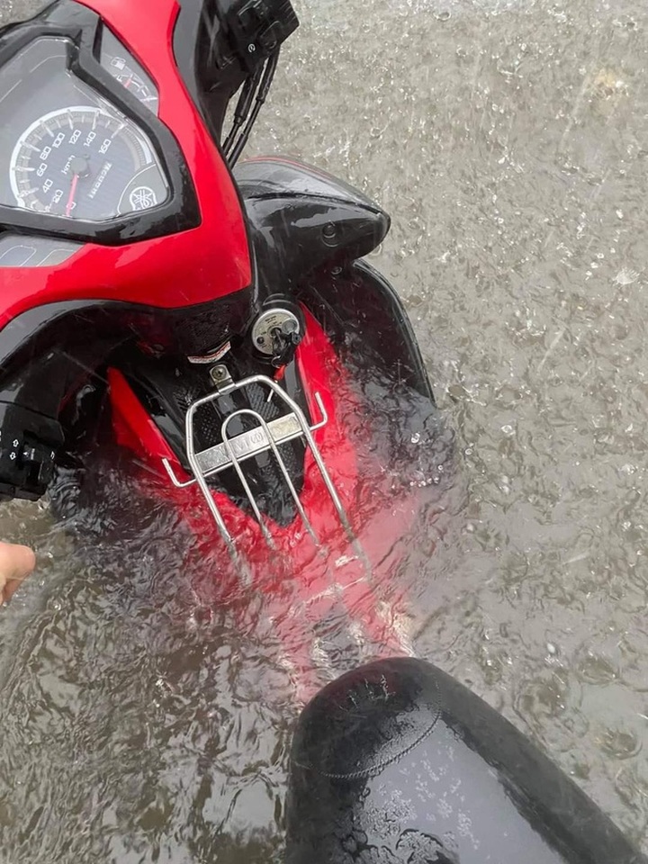 Hai Phong streets deeply flooded after heavy rains - 3 Hai Phong streets deeply flooded after heavy rains - 3