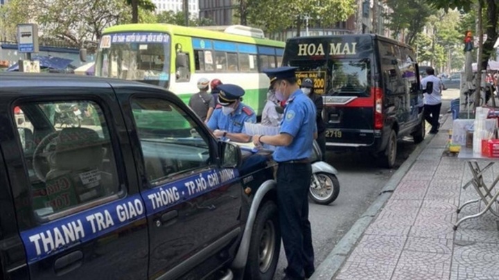 HCM City to crack down on picking up passengers at illegal locations - 1