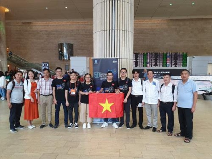 Vietnam wins three gold medals at 50th International Physics Olympiad - 1