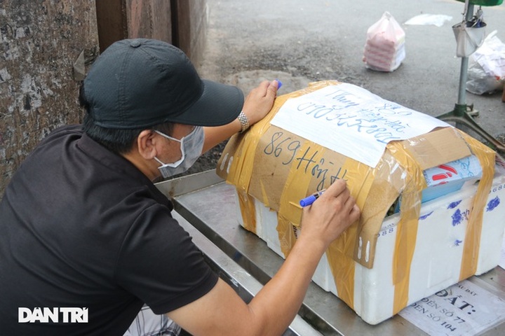 Electric tourist cars support locked-down Hanoi area - 6 Electric tourist cars support locked-down Hanoi area - 6