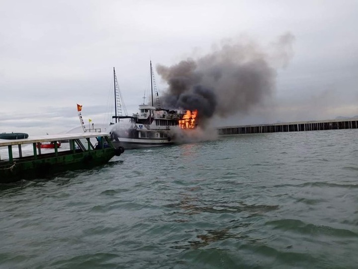 Two tourist boats catch fire on Ha Long Bay - 1
