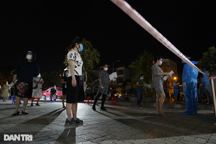 HCM City conducts Covid-19 vaccination at night - 8