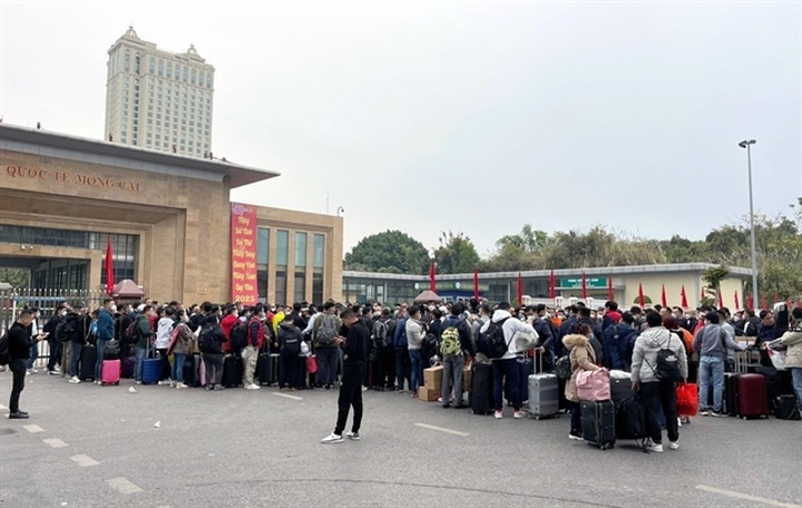 Thousands of Chinese nationals in Vietnam flock to borders on first day of China's reopening - 2