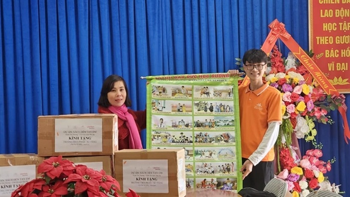 Dozen of bookcases delivered to remote areas thanks to student project - 1 Dozen of bookcases delivered to remote areas thanks to student project - 1