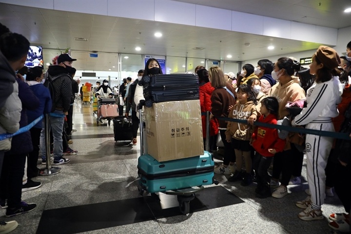 Hanoi airport seeks ways to avoid overcrowd amid surging international passengers - 1