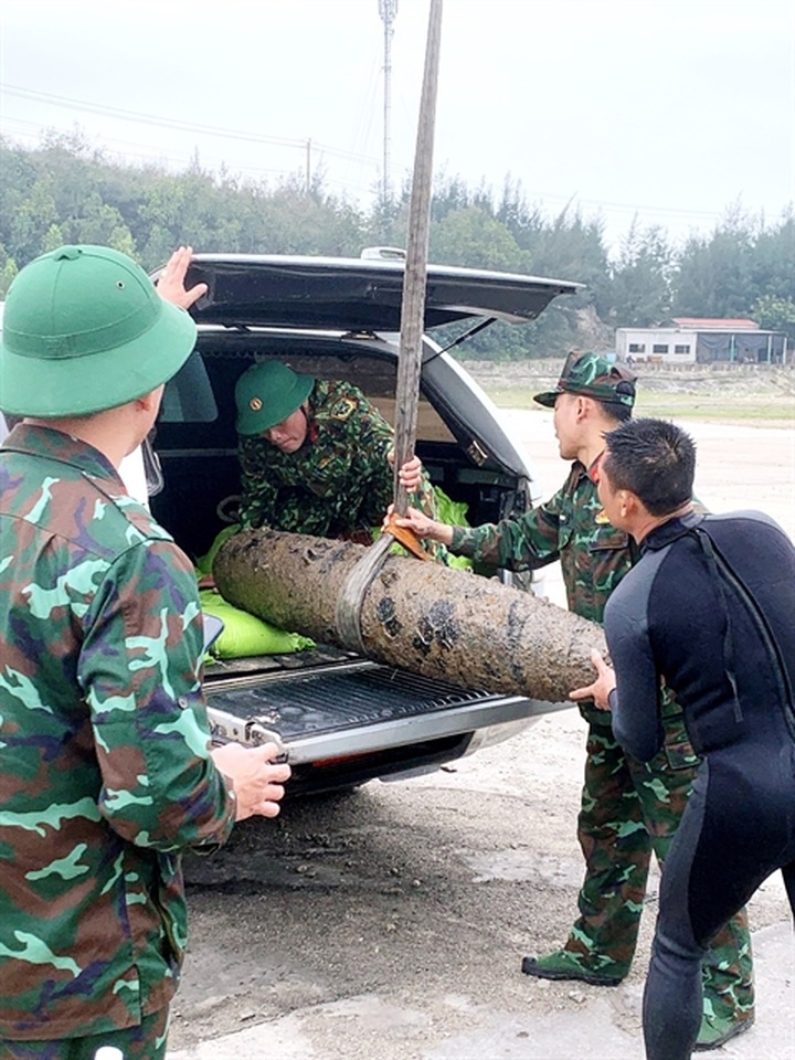 Wartime bomb safely removed from seabed in Quảng Bình - 1