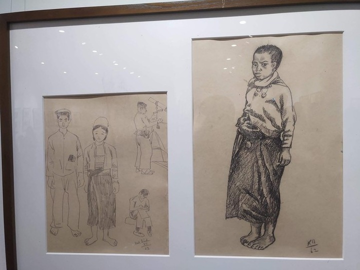 Hundreds of sketch paintings displayed at Hanoi university - 5