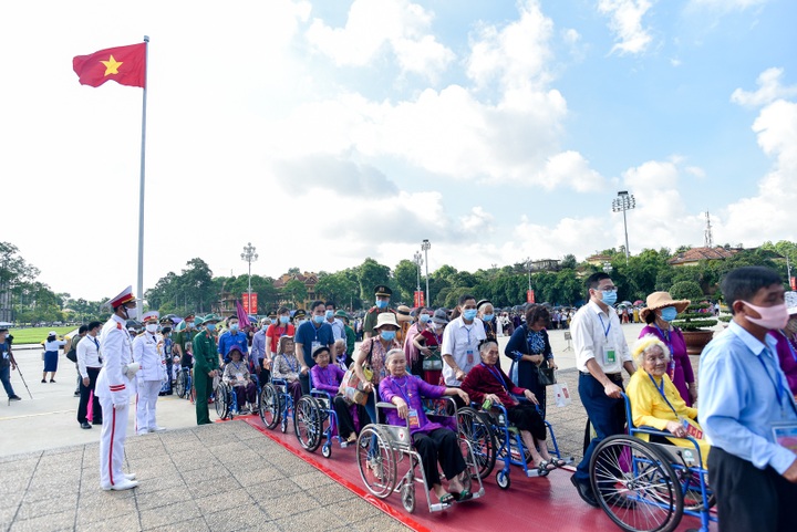 300 Vietnamese Heroic Mothers visit Hanoi - 3