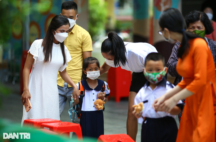 Million-plus students return to school in HCM City - 8