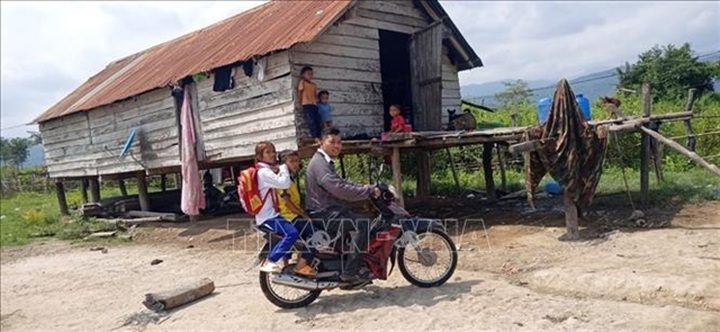 Village teacher helps ethnic students keep going to school - 2