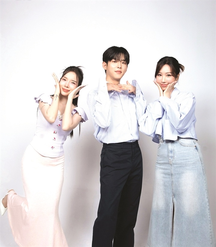 South Korean singer participates in Vietnam music show - 1