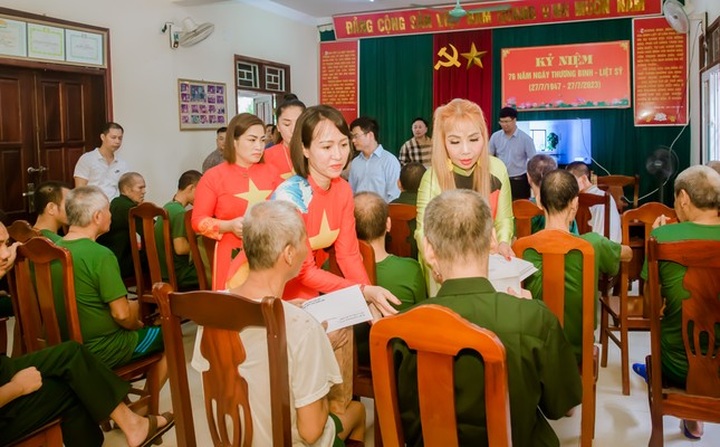 Vietnamese in Germany present gifts to families of dead and wounded soldiers - 1