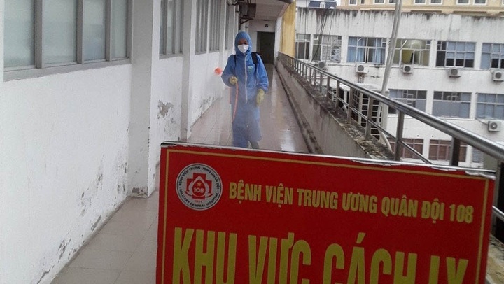 Vietnam's first Omicron case released from hospital - 1
