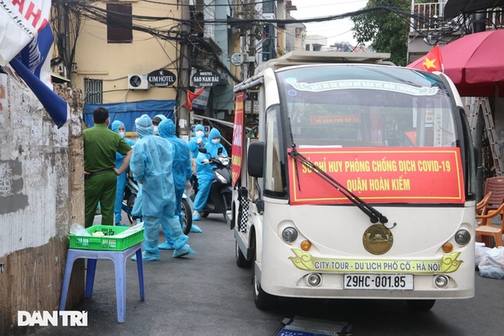 Electric tourist cars support locked-down Hanoi area - 4 Electric tourist cars support locked-down Hanoi area - 4