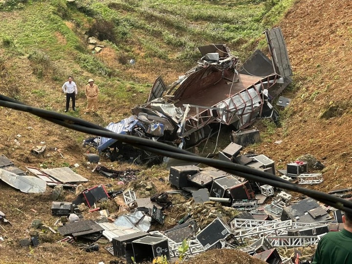 Four injured after tuck plunges into Sa Pa ravine - 1