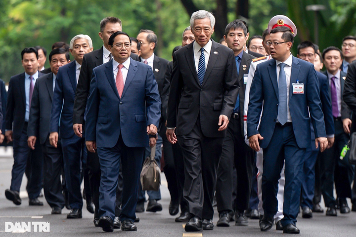 Vietnam hosts welcome ceremony for Singaporean Prime Minister - 2 Vietnam hosts welcome ceremony for Singaporean Prime Minister - 2