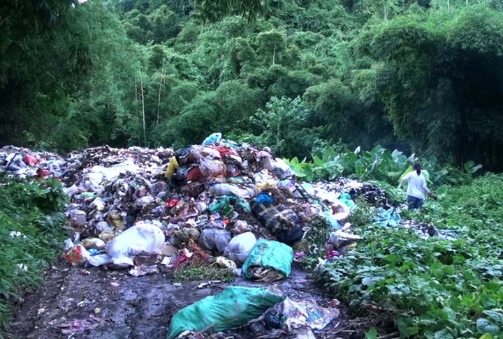 Thanh Hoa villagers suffer from overloaded dumping site - 1