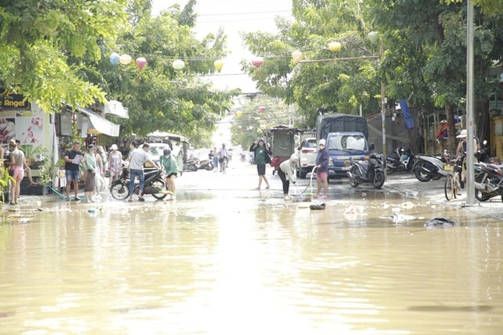 Hoi An residents clear mud after floods - 6 Hoi An residents clear mud after floods - 6