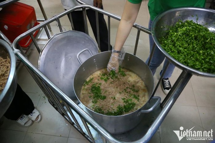 Danang charity club offer free meals for poor patients - 6